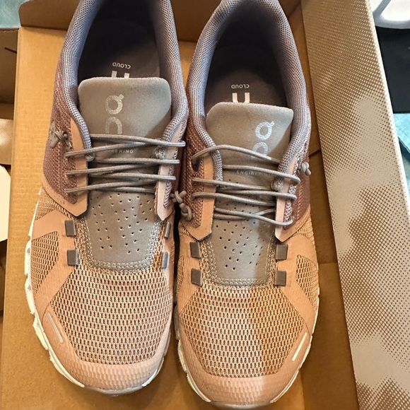On Cloud Sneakers - Picture 1 of 7